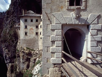 SLOVENIA - APRIL 23:  Detail of entrance way to Predjama Castle (Grad Predjama), Predjama, interior of a cave carved out by Lovka Stream. Slovenia, 13th century. (Photo by DeAgostini/Getty Images)