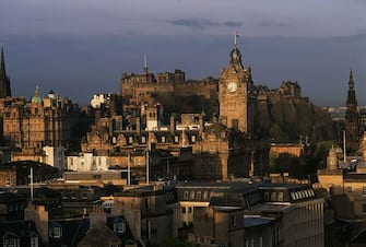 UNITED KINGDOM - JANUARY 22: View of the Old City, the Castle in the background, Edinburgh (Unesco World Heritage List, 1995), Scotland, United Kingdom. (Photo by DeAgostini/Getty Images)