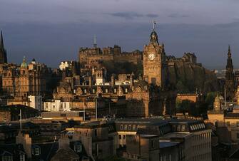 UNITED KINGDOM - JANUARY 22: View of the Old City, the Castle in the background, Edinburgh (Unesco World Heritage List, 1995), Scotland, United Kingdom. (Photo by DeAgostini/Getty Images)