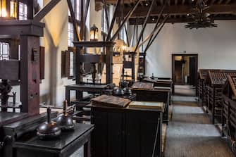 Print shop showing 18th century type cases and 17th century printing presses in the Plantin-Moretus Museum / Plantin-Moretusmuseum, Antwerp, Belgium. (Photo by: Arterra/Universal Images Group via Getty Images)