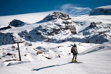 A professional athlete skis down the Plan Maison ski run in the alpine ski resort of Breuil-Cervinia, Northwestern Italy, on November 25, 2020. - Closed shops, hotels and restaurants: Italy's ski resorts look like dead towns and their hopes of reopening before Christmas are now almost nil, causing concern and disarray, while neighbouring Switzerland has reopened its slopes. (Photo by Marco Bertorello / AFP) (Photo by MARCO BERTORELLO/AFP via Getty Images)