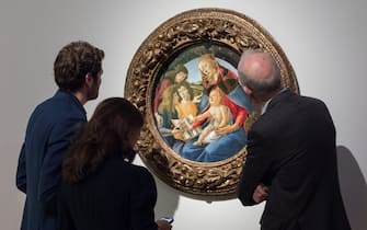LONDON, UNITED KINGDOM - OCTOBER 14: Visitors look at a painting titled 'Madonna of the Magnificat' by Alessandro Filipepi, called Sandro Botticelli (estimate on request: in excess of $40,000,000) during a photo call to present the highlights from the estate of the philanthropist and co-founder of Microsoft, Paul G. Allen in London, United Kingdom on October 14, 2022. The collection of over 150 masterpieces, valued in excess of $1 Billion, will be offered at an auction on 9 and 10 November at Rockefeller Center in New York, with all proceeds dedicated to philanthropic causes. (Photo by Wiktor Szymanowicz/Anadolu Agency via Getty Images)