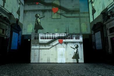 La street art di Banksy invade Firenze: apre la mostra immersiva