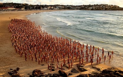 Australia, 2500 volontari nudi in spiaggia per opera di Spencer Tunick