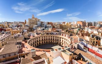 Panorama of València from an elevated point. In the centre of the image stands out the Plaza Redonda or Plaça Redona, a main touristic landmark in the city