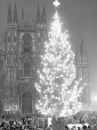 Original caption: 12/9/1957- Milan, Italy- France has presented the Italian Red Cross with a huge Christmas tree which was placed in Milan's Square, just in front of the beautiful Gothic Cathedral. The tree was "unveiled" by Donna Carla Gronchi, wife of the President of the Italian Republic.