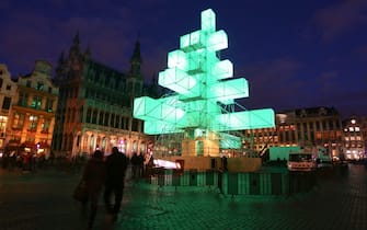 epa03490771 A general view of the electronic Christmas tree on the Grand Place in Brussels, Belgium, 29 November 2012. The 'Xmas 3' is a 24 meter high monumental electronic Christmas tree made of steel, covered with wood and a screen.  EPA/JULIEN WARNAND