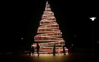 epa10339951 A Christmas tree is on display in Lielvarde, Latvia, 30 November 2022. The Christmas tree is designed using Latvian folk costume elements of the Lielvarde belt.  EPA/TOMS KALNINS