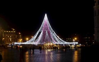 epa06372801 Christmas Tree at Cathedral Square in Vilnius, Lithuania 06 December2017.
EPA/VALDA KALNINA  EPA-EFE/Valda Kalnina