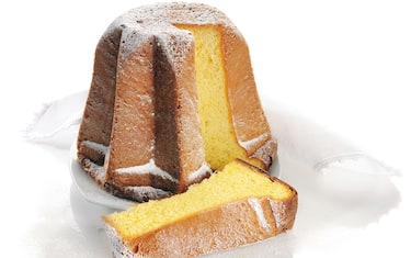 ITALY - FEBRUARY 04: Pandoro, sweet yeast bread dusted with icing sugar, Veneto, Italy. (Photo by DeAgostini/Getty Images)