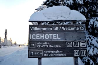 Pancarte souhaitant la bienvenue Ã  l'ICEHOTEL le 29 janvier 2016, Kiruna, SuÃ¨de. (Photo by Patrick PIEL/Gamma-Rapho via Getty Images)