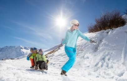 Bambini in viaggio, passeggiate sulla neve in montagna