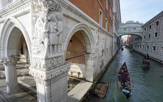 Venezia cartoline: rio della Canonica, angolo palazzo Ducale: sullo sfondo il Ponte dei Sospiri, che collega palazzo Ducale con le Prigioni Nuove. ANSA/ANDREA MEROLA