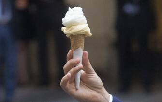 Il presidente del Consiglio, Matteo Renzi, con un gelato in mano prima della conferenza stampa al termine del Consiglio dei Ministri a Palazzo Chigi, Roma, 29 agosto 2014.
Italian Prime Minister, Matteo Renzi, holds an ice cream prior a press conference at the end of the meeting of the Council of Ministers at the Chigi Palace in Rome, Italy, 29 August 2014. 
ANSA/CLAUDIO PERI