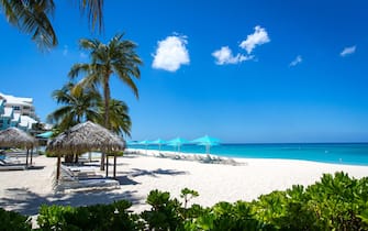 Grand Cayman Beach Deck Chairs Blue Umbrellas On Water's Edge, Cayman Islands, Grand Cayman, Seven Mile Beach - Cayman Islands, Backgrounds, Beach