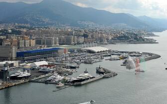 Una panoramica dall'alto delle imbarcazioni nella Marina Fiera, 06 ottobre 2012, a Genova, dove si e' aperto il 52/mo Salone Nautico.   ANSA / LUCA ZENNARO