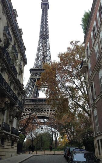La Tour Eiffel resterà chiusa "fino a nuovo ordine". Lo ha comunicato la società che gestisce il monumento simbolo di Parigi. ANSA/LEVI