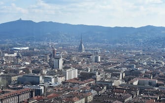 Una veduta panoramica di Torino dall?ultimo piano accessibile del grattacielo Intesa-SanPaolo di Torino, 20 marzo 2019. ANSA/ALESSANDRO DI MARCO