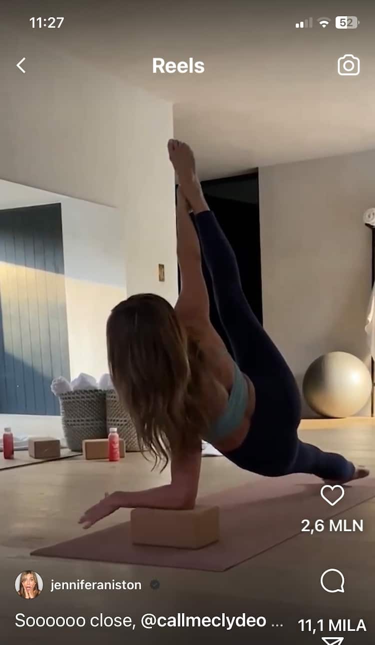 Ragazza sportiva che pratica yoga a mosca in amaca in natura e allunga le  gambe in aria. giovane donna che fa ginnastica aerodinamica e mantiene  l'equilibrio