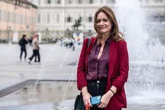 La nuova direttrice del Salone internazionale del Libro, Annalena Benini, posa in piazza Castello a Torino prima della conferenza stampa di presentazione del 3 aprile 2023 ANSA/JESSICA PASQUALON