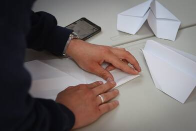 Come fare un aeroplanino di carta, la guida passo passo
