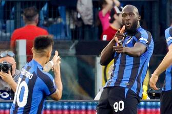 Inter s Romelu Lukaku (C) celebrates with teammate Inter s Lautaro Martinez after scoring during the Italian Serie A soccer match between AS Roma and Inter Milan at the Olimpico stadium in Rome, Italy, 6 May 2023.ANSA/FABIO FRUSTACI