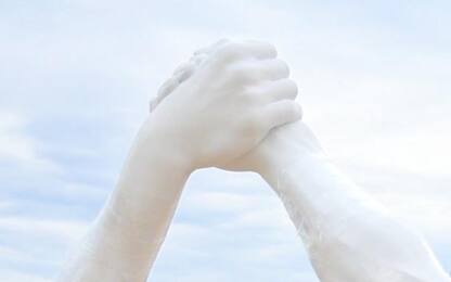 A Vieste arriva “Building Bridges”: le mani giganti di Lorenzo Quinn