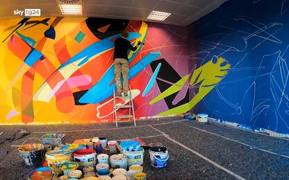 Ubiquity, l’opera murale di SMOE colora gli spazi di Sky Milano