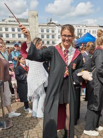 26 August 2023, Hamburg: Britta Luckas, Producer, comes to the Rathausmarkt dressed as Harry Potter. Harry Potter celebrated its 25th anniversary with a world record attempt at the Rathausmarkt. More than 997 people dressed as Harry Potter were needed on the square to break the current record. Photo: Georg Wendt/dpa (Photo by Georg Wendt/picture alliance via Getty Images)
