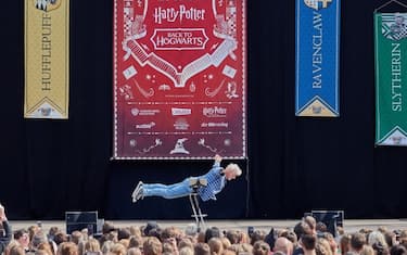 26 August 2023, Hamburg: actor Rufus Beck reads Harry Potter on the Rathausmarkt stage.  Harry Potter celebrated his 25th anniversary with a world record attempt at the Rathausmarkt.  It took more than 997 people dressed as Harry Potter in the square to break the current record.  Photo: Georg Wendt/dpa (Photo by Georg Wendt/Picture Alliance via Getty Images)