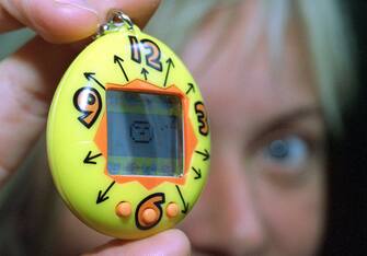 1213277276 ARCHIV - Das in Japan entwickelte elektronische Kinderspielzeug mit dem Namen "Tamagotchi", aufgenommen am 23.6.1997 in Hamburg). (Zu dpa "Vor 20 Jahren: Tamagotchis ebneten den Weg für virtuelle Haustiere" vom 11.05.2017) Foto: Kay Nietfeld/dpa (Photo by Kay Nietfeld/picture alliance via Getty Images)