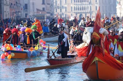 Carnevale 2024: le sfilate più belle d'Italia, da Viareggio a Venezia