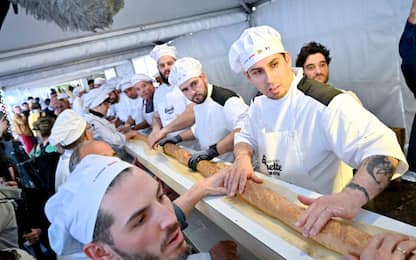 La Francia batte il record italiano della baguette più lunga