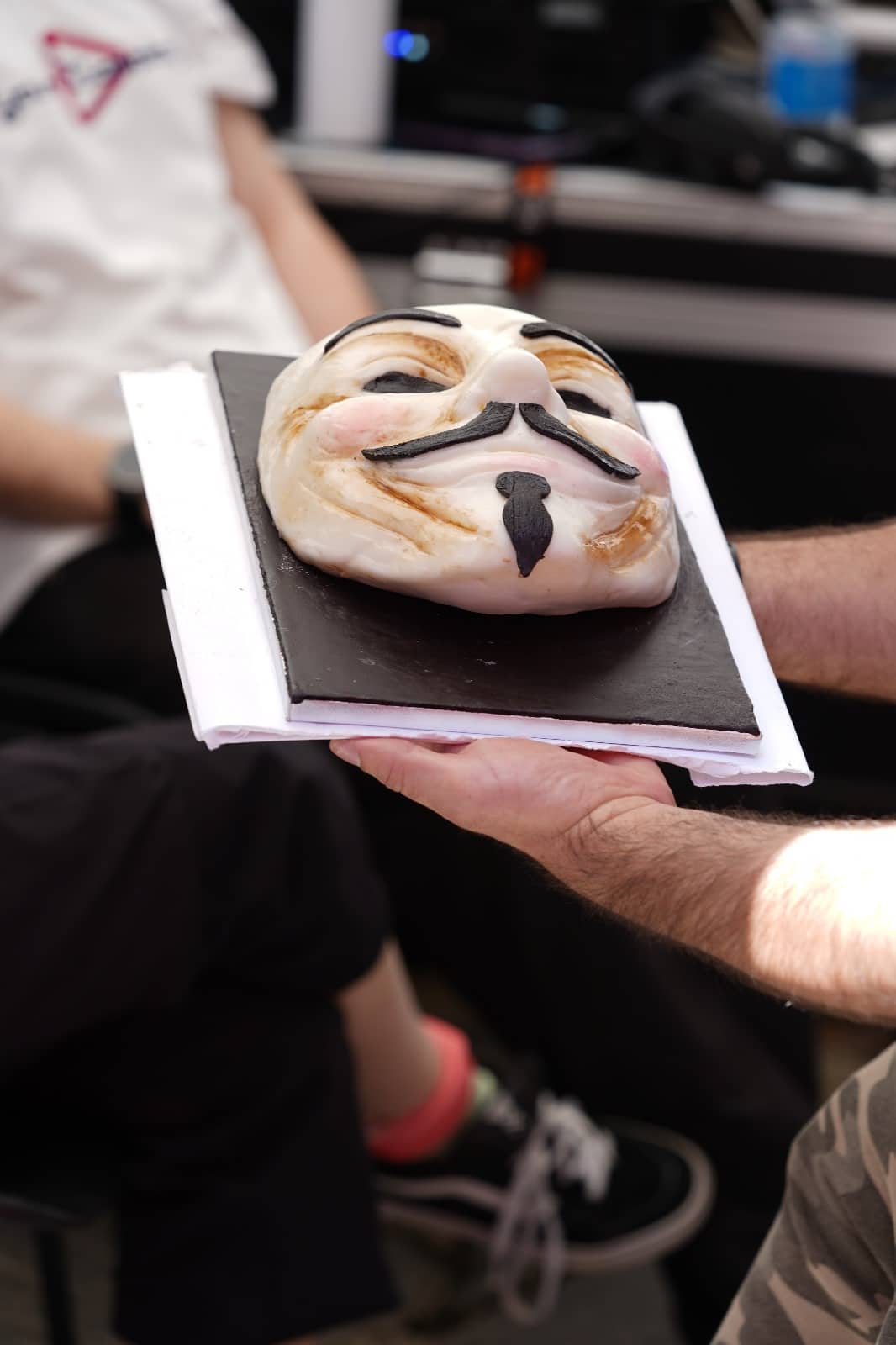 La torta con la maschera di V per Vendetta offerta a David Lloyd nel corso di Casale Comics and Games