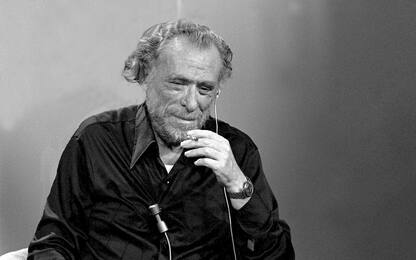 Cento anni di Charles Bukowski, le frasi dell’autore irriverente
