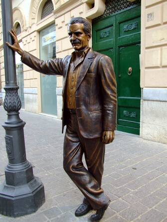 PORTO EMPEDOCLE (AGRIGENTO) - LA CITTA DEL COMMISSARIO MONTALBANO CREATURA DELLO SCRITTORE ANDREA CAMILLERI - STATUA DEL COMMISSARIO MONTALBANO (Lorgio / IPA/Fotogramma, PORTO EMPEDOCLE (AGRIGENTO) - 2008-07-03) p.s. la foto e' utilizzabile nel rispetto del contesto in cui e' stata scattata, e senza intento diffamatorio del decoro delle persone rappresentate