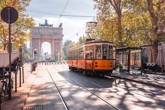 Nell'imagine uno dei tram più famosi di Milano, il numero 10, all'Arco della Pace