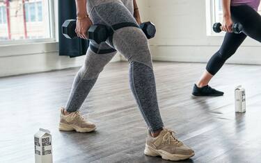 Glutei, i migliori 5 esercizi con pesi da fare a casa