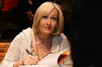 British writer J.K. Rowling signs copies of "Harry Potter and the Deathly Hallows" for 1600 public schools children at the Kodak Theater in Hollywood 15 October 2007. Rowling is in the US to promote the 7th and last Harry Potter book. (Photo by Gabriel BOUYS and - / AFP) (Photo by GABRIEL BOUYS/AFP via Getty Images)