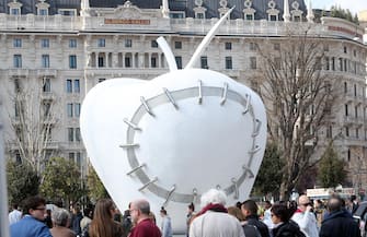 L'opera dell'artista Michelangelo Pistoletto "La mela reintegrata", inaugurata oggi, che e' stata collocata in via definitiva in piazza Duca d'Aosta di fronte alla stazione Centrale di Milano, 21 marzo 2016. ANSA / MATTEO BAZZI