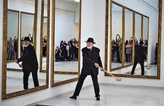 Italian artist Michelangelo Pistoletto performs with a hammer at the Aarlborg Art Museum on September 16, 2016. 
During his performance "Eleven Less One" he destroyed 11 mirrors to expose coloured spaces. / AFP / Scanpix Denmark AND Scanpix / Henning Bagger / RESTRICTED TO EDITORIAL USE - MANDATORY MENTION OF THE ARTIST UPON PUBLICATION - TO ILLUSTRATE THE EVENT AS SPECIFIED IN THE CAPTION        (Photo credit should read HENNING BAGGER/AFP via Getty Images)