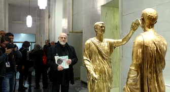 Michelangelo Pistoletto, vicino la sua opera, "L'etrusco", durante la presentazione della nuova edizione di "Farnesina Porte Aperte" alla Farnesina, Roma,16 dicembre 2015.
 ANSA/FABIO CAMPANA