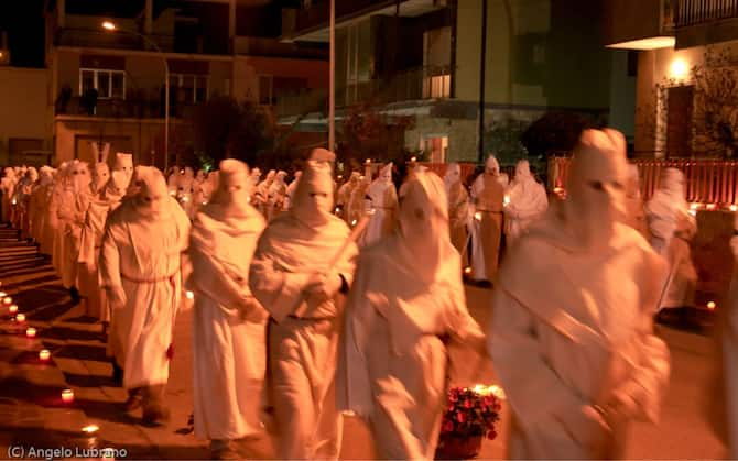 Bestemmie alla processione del Venerdì Santo, ragazzi ricercati - Cronaca -  ANSA