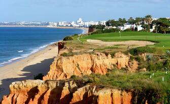 In foto un tratto di costa dell'Algarve