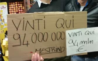Festa nella piccolo negozio 'Moreno Market' di Mestrino (Padova) dove è stato vinto il 6 al Superenalotto (93.720.843,46 euro), 25 febbraio 2017.
ANSA