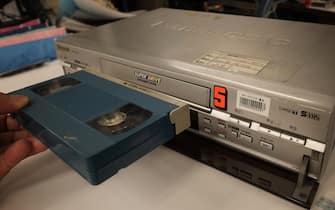 This picture shows a VHS videocassette recorder in Tokyo on July 22, 2016.
The world's last videocassette recorder is set to roll off the factory line as a Japanese manufacturer ends production of the once booming home-theatre technology. Funai Electric, which says it is the world's last VCR manufacturer, pointed to a sharp decline in demand and trouble sourcing parts. / AFP / KAZUHIRO NOGI        (Photo credit should read KAZUHIRO NOGI/AFP via Getty Images)