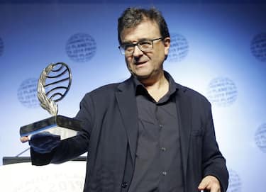 epa07923830 Spanish writter Javier Cercas poses with the Planeta award, obtained for his novel 'Terra Alta', during a literary dinner held at the Catalonia's Art National Museum (MNAC) in Barcelona, Spain, 15 October 2019. The Planeta award winner receives a monetary prize of 601.000 euros.  EPA/Andreu Dalmau