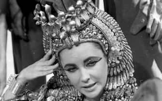 epa02649348 A black and white picture dated on 1962 shows US-British actress Elizabeth Taylor pictured during the film set of Cleopatra, in Rome, Italy. According to media reports on 23 March 2011, Taylor died of congestive heart failure at the age of 79 at Cedars-Sinai Hospital in Los Angeles, USA.  EPA/STR BLACK AND WHITE ONLY