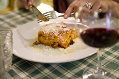 Varese, intossicazione alimentare: mangiano lasagna e stanno male