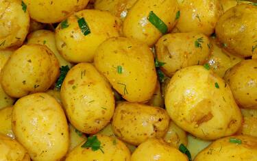 Patate novelle al forno con buccia e croccanti, la ricetta